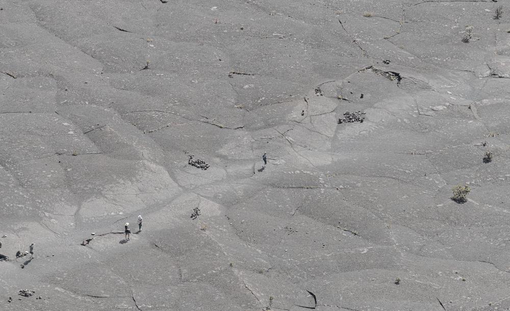People walking in the Kīlauea Iki Crater